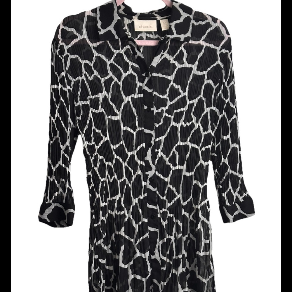 Chicos SHEER Animal Print Black White Button Down Top Sz 6 - Picture 4 of 4